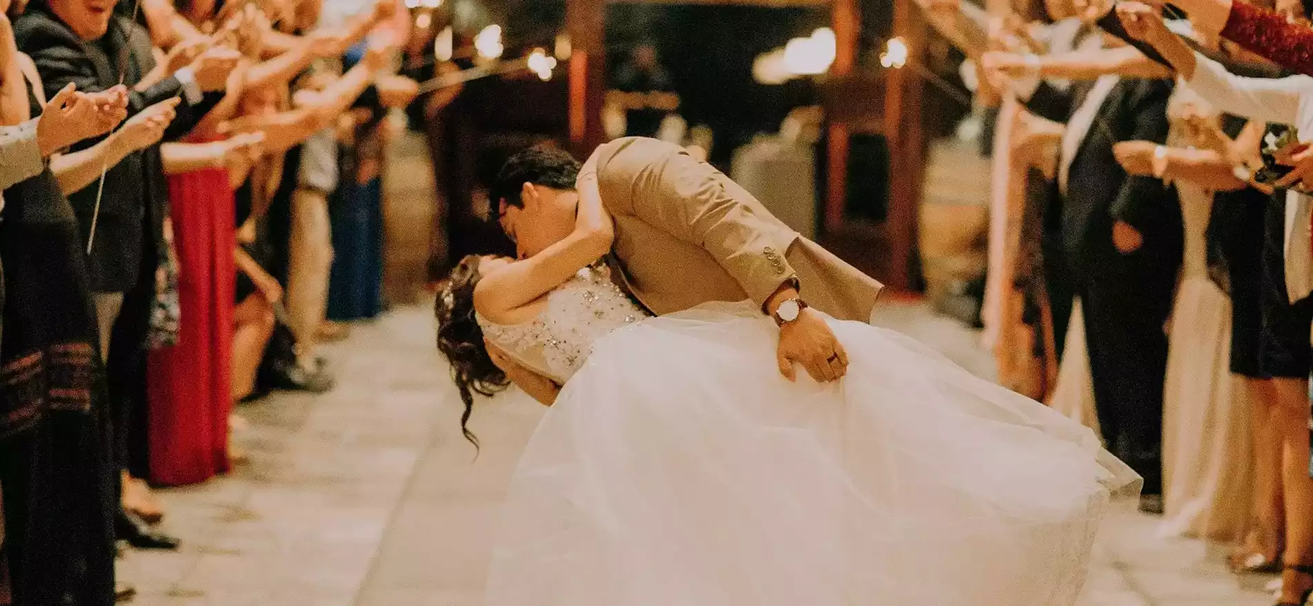 Photo de la photographe Nina Carducci d'un couple de marier qui danse